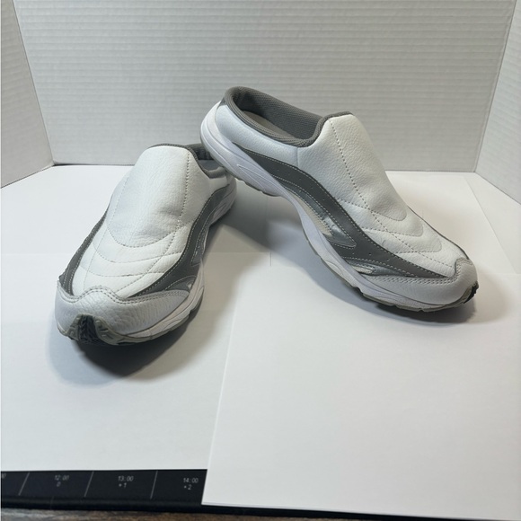 White heelless size 10 shoes. - Picture 3 of 4